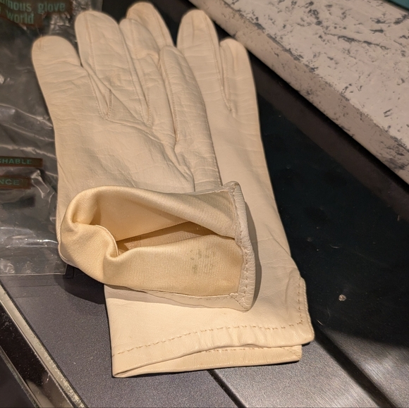 Vintage Grandoe White Soapable Leather Gloves - Picture 2 of 3